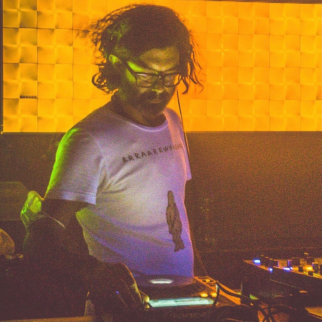 DJ Gino am Auflegen in der Heldenbar