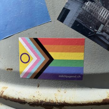 Progressive Flag als Sticker, kleine Aufschrift unten rechts: «milchjugend.ch»