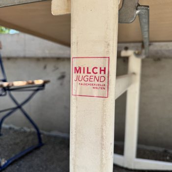 Sticker mit Logo «Milchjugend. Falschsexuelle Welten.»