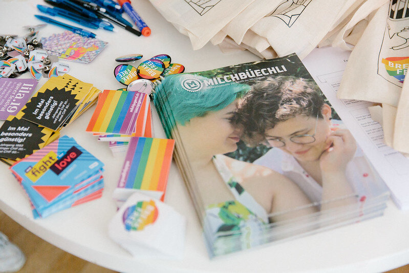 Ein Stapel Milchbüechli-Hefte auf einem Tisch mit Infomaterial