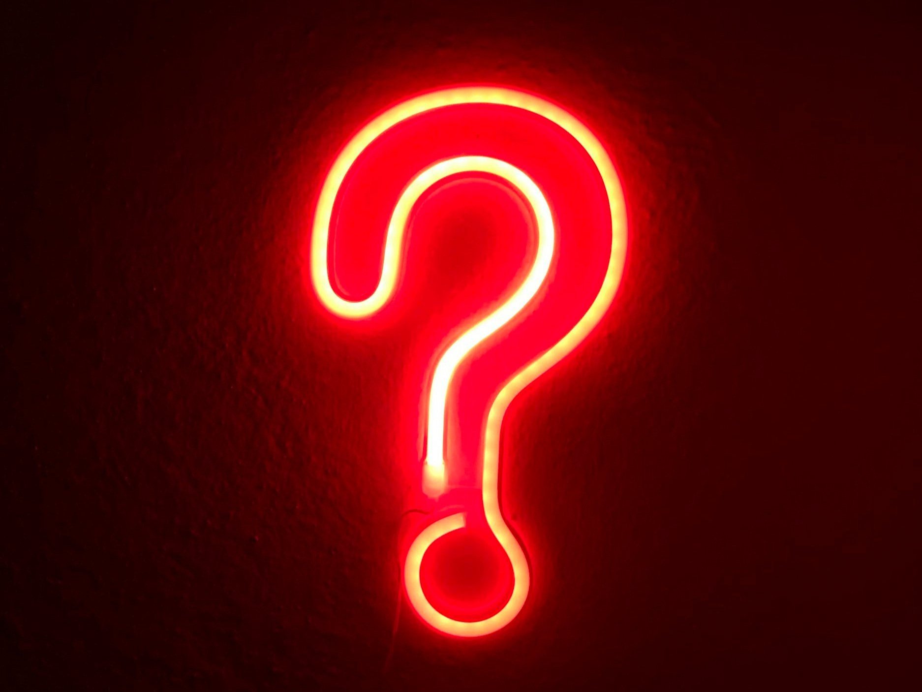 Fragezeichen als Neon-Leuchtschrift