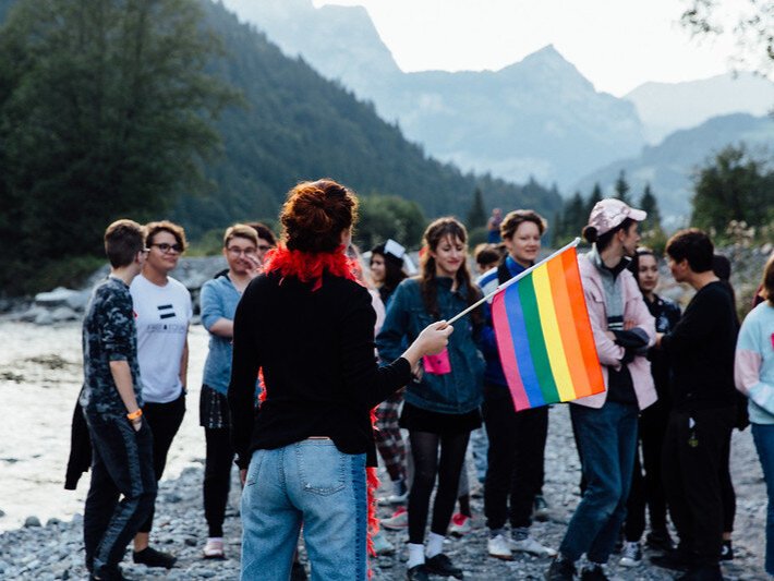Queere Jugendgruppe an einer Wanderung in den Bergen