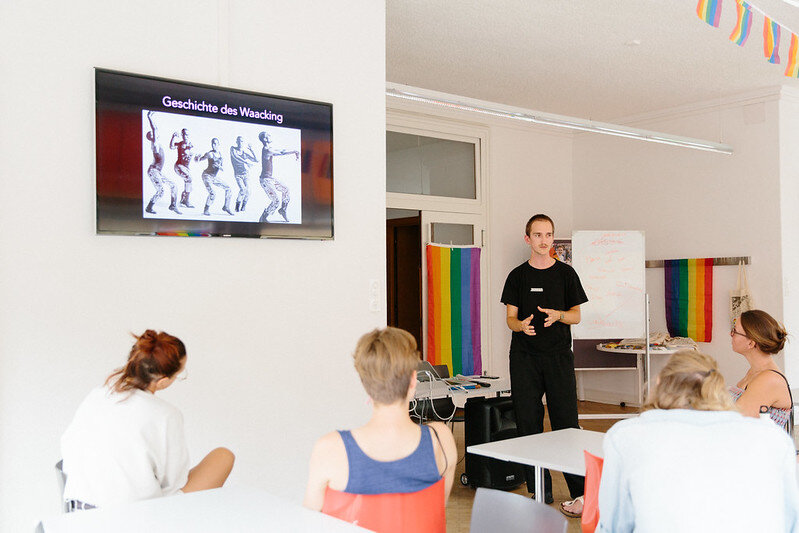 Aktivist*in der Milchjugend bei einem Workshop in einer Schule