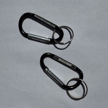 Karabiner Gravur «No apologies. No assimiliation.» auf Vorderseite und Gravur «Milchjugend» auf Rückseite