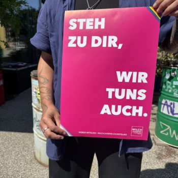 Pinkes Plakat mit Slogan «Steh zu dir, wir tun’s auch.» Unterzeile: WERDE MITGLIED: MILCHJUGEND.CH/MITGLIED und Milchjugend-Logo
