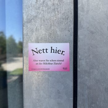 Pink-weisser Sticker mit schwarzem Text: «Nett hier. – Aber waren Sie schon einmal an der Milchbar Zürich?» –instagram.com/milchbarzuerich + Milchjugend-Logo
