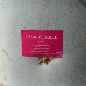 Pinker Sticker mit Text: «FALSCHSEXUELL /falfzeksu'al/ Wir werden uns nie rechtfertigen. Wir wollen uns wehren. Sie nennen uns schwuchtlig, verkehrt oder pervers? Wir sind stolz drauf, so falsch zu sein. Auch du kannst stolz auf dich sein, so wie du bist.» und Milchjugend-Logo