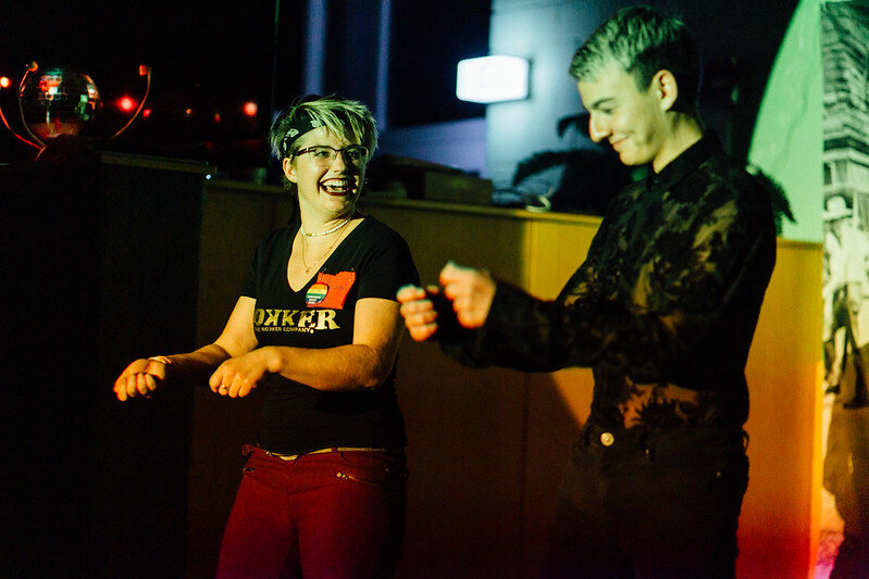 Zwei Jugendliche in einem Club am Tanzen