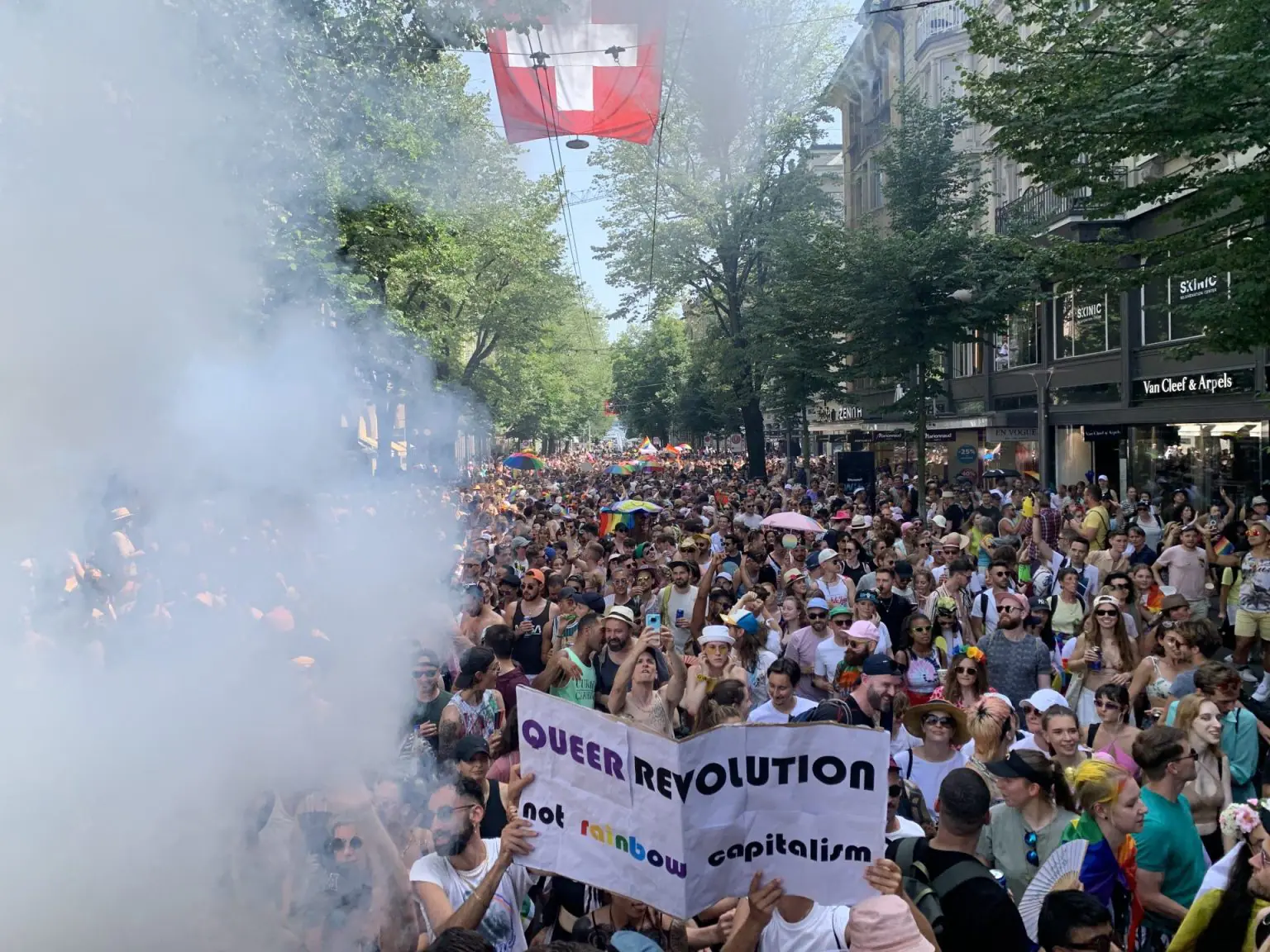 Menge von Menschen an der Pride-Demonstration in Zürich