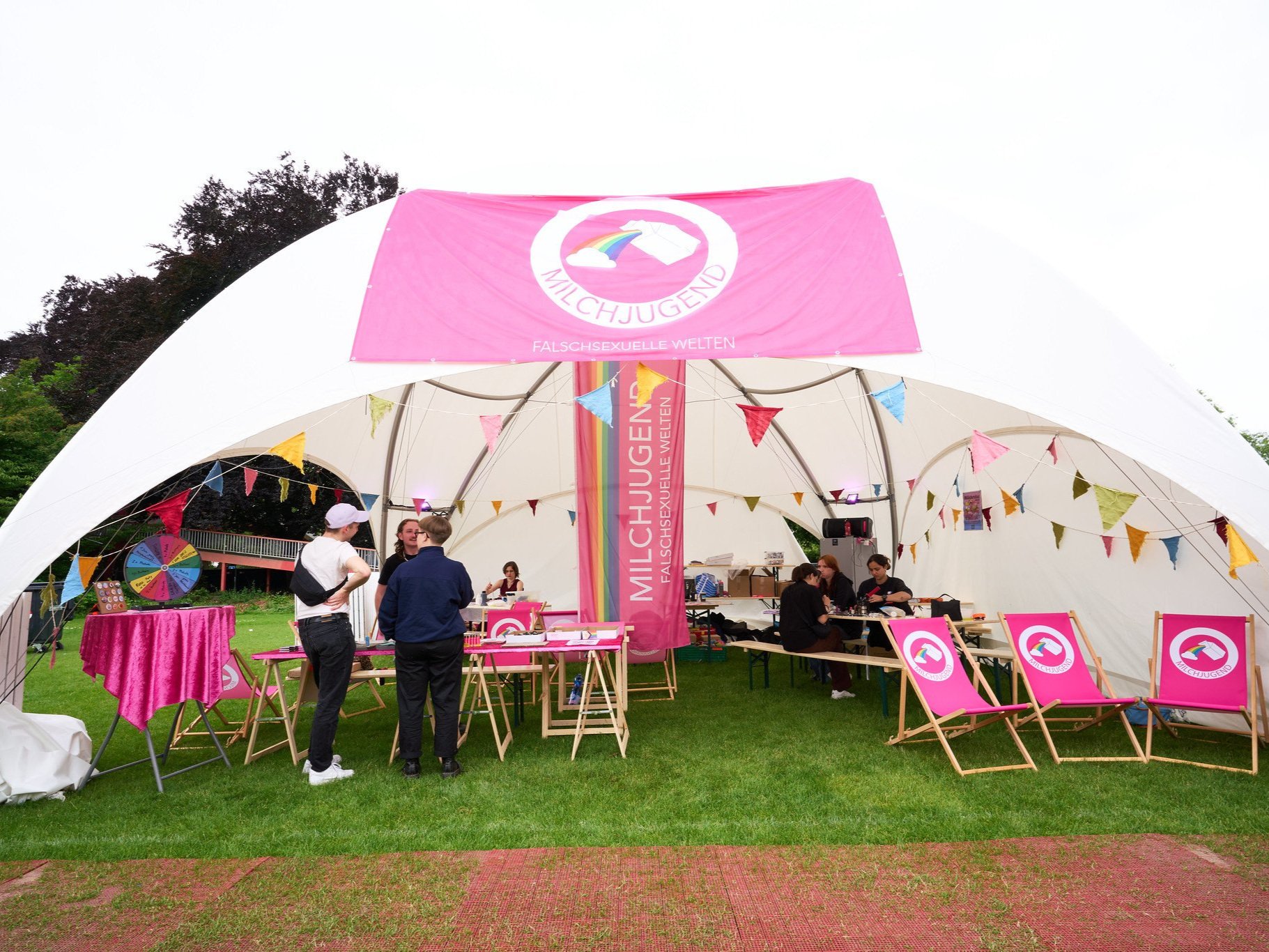 Milchjugend-Info-Stand an einer Pride